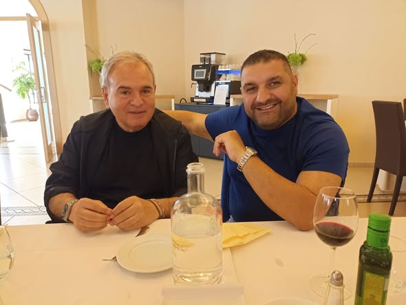 Presenti a pranzo con la squadra,forza...